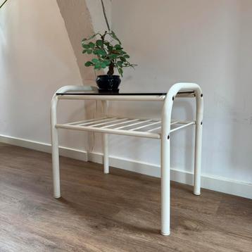 Vintage bijzettafel beschikbaar voor biedingen