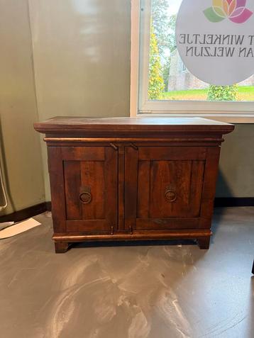 Kleine Houten Dressoir met Deuren beschikbaar voor biedingen