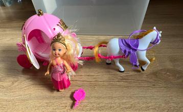 Cloe (barbie) poppetje met koets en paard beschikbaar voor biedingen