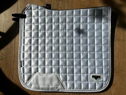 LeMieux Zadeldekje Loire Satin Dresuur Wit maat L/Full/paard, Dieren en Toebehoren, Paarden en Pony's | Dekens en Dekjes, Nieuw