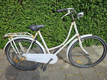 Witte omafiets beschikbaar voor biedingen