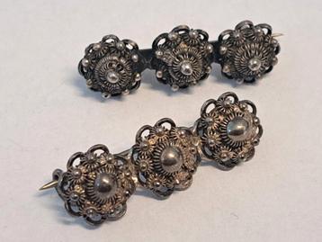 Setje zilveren broches / speldjes zeeuwse knoopjes  beschikbaar voor biedingen