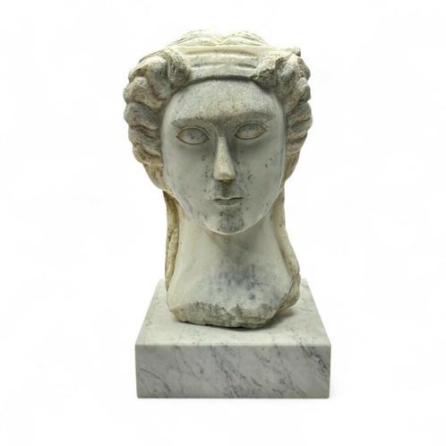 Een uit marmer gebeeldhouwd buste van een vrouw naar de Grie, Antiek en Kunst, Kunst | Beelden en Houtsnijwerken, Ophalen of Verzenden