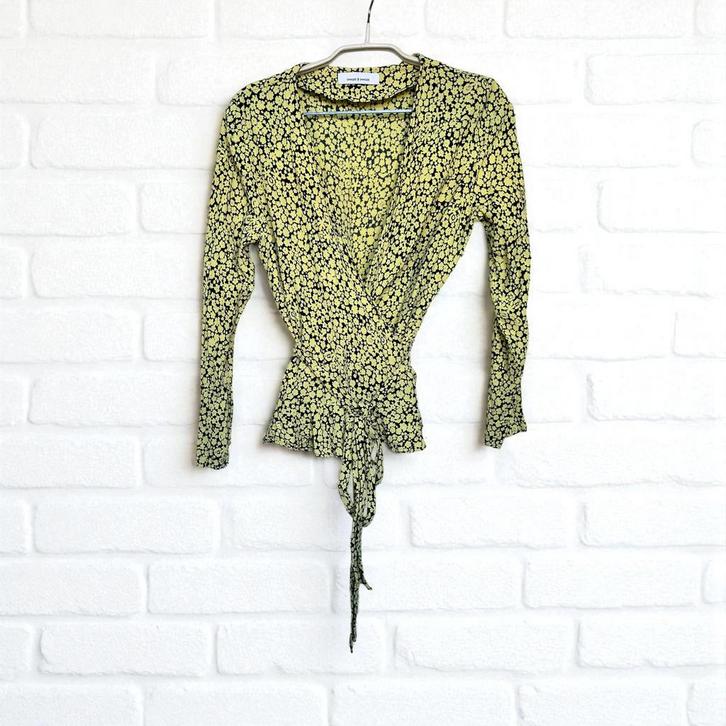 Samsøe Samsøe Blouse Mt XS Geel Zwart Bloemen Overslag Limon, Kleding | Dames, Blouses en Tunieken, Zo goed als nieuw, Maat 34 (XS) of kleiner