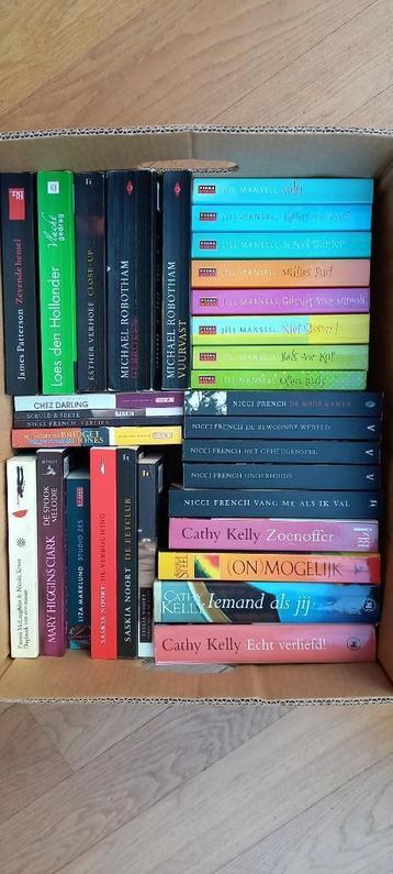 Leesboeken (volle bananendoos) beschikbaar voor biedingen