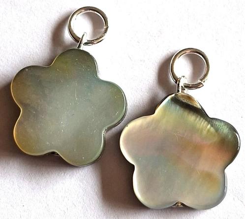 SALE 2x parelmoer natuur stenen hangers bloem 2 cm, Hobby en Vrije tijd, Kralen en Sieraden maken, Nieuw, Hanger, Verzenden