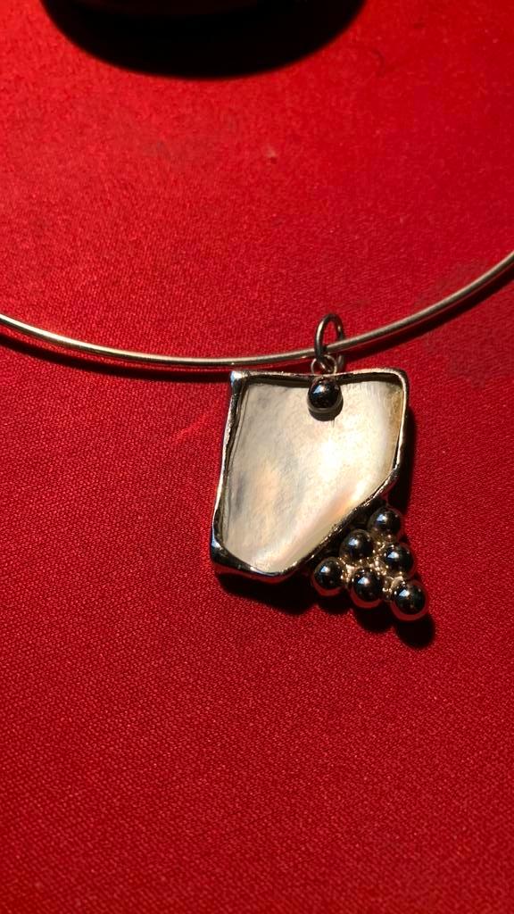 Zilveren spang met abalone hanger, Sieraden, Tassen en Uiterlijk, Kettingen, Nieuw, Zilver, Met hanger, Ophalen of Verzenden