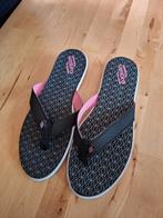 Zo goed als nieuwe slippers retropatroon Umbro maat 42,5 43, Zwart, Umbro, Ophalen of Verzenden, Zo goed als nieuw