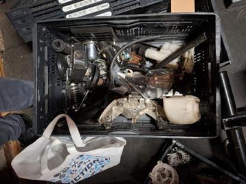 Onderdelen brommers en scooters.  beschikbaar voor biedingen