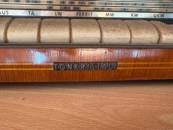 Antieke Tonkristall Radio beschikbaar voor biedingen