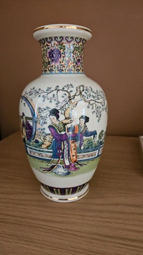 Chinese porseleinen vaas met tafereel, Antiek en Kunst, Antiek | Vazen, Ophalen of Verzenden