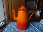 Oude grote emaille koffiekan gevlamd oranje rood, Ophalen
