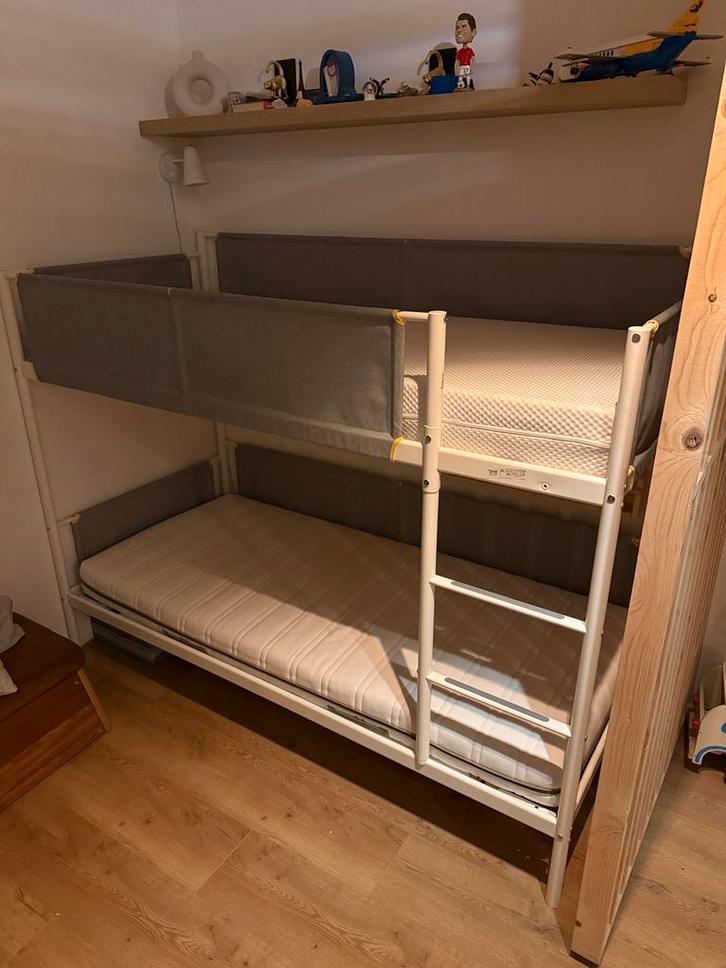 Mooi Ikea vitval stapelbed! 90x200 + wolk nachtlampje, Huis en Inrichting, Slaapkamer | Stapelbedden en Hoogslapers, Zo goed als nieuw