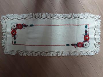Vintage  wollige tafelloper handgeborduurd. beschikbaar voor biedingen