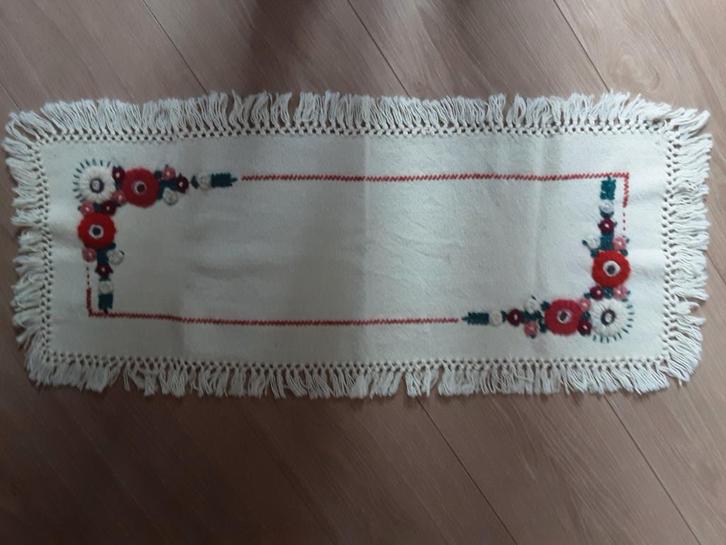 Vintage  wollige tafelloper handgeborduurd., Antiek en Kunst, Antiek | Kleden en Textiel, Ophalen of Verzenden