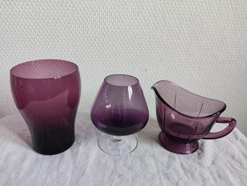 Oud paars glaswerk: drinkglas~cognacglas~room-/melkkannetje beschikbaar voor biedingen