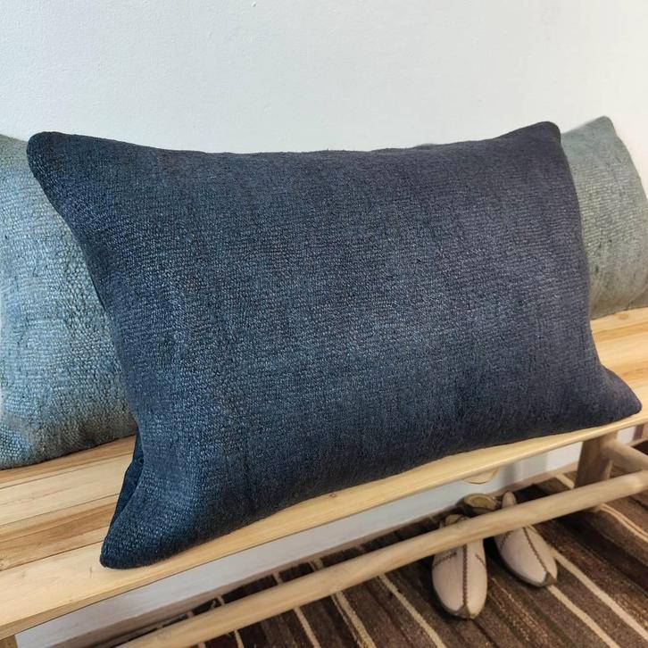 Hennep kelimkussen nachtblauw 40x60 van vintage hemp kelim, Huis en Inrichting, Woonaccessoires | Kussens, Nieuw, Blauw, Rechthoekig