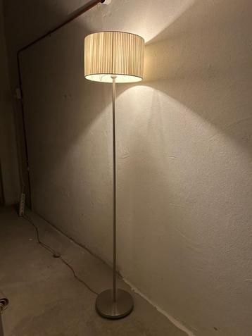 Stijlvolle Staande Lamp met Geplooide Kap! beschikbaar voor biedingen