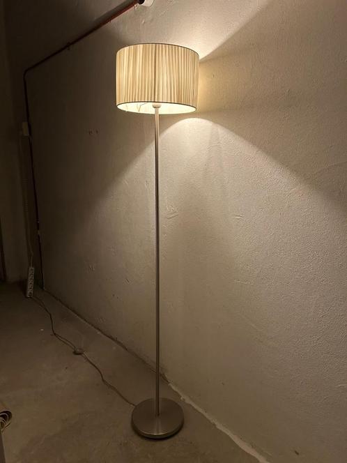 Stijlvolle Staande Lamp met Geplooide Kap!, Huis en Inrichting, Lampen | Vloerlampen, Zo goed als nieuw, 150 tot 200 cm, Kunststof