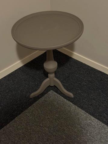 Landelijke bijzettafel beschikbaar voor biedingen