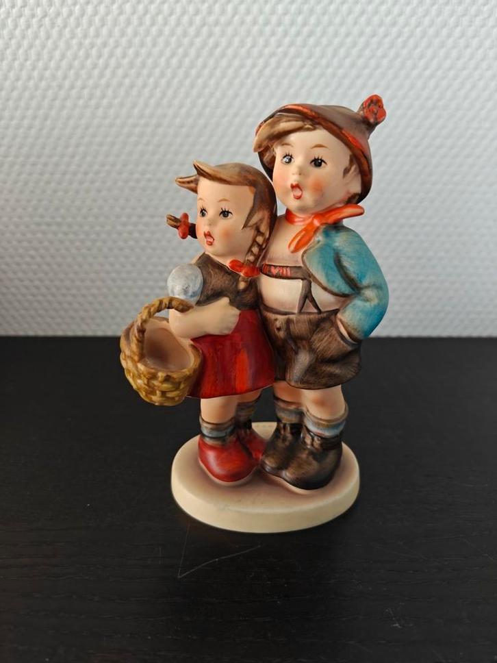 Hummel beeldje 94/I 'Surprise', Verzamelen, Beelden en Beeldjes, Zo goed als nieuw, Hummel, Ophalen of Verzenden