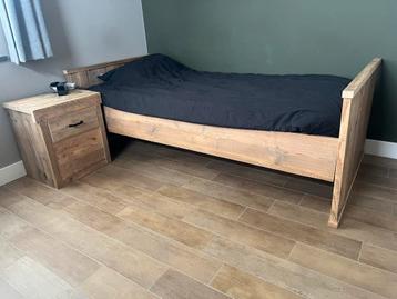 ⸻  Te koop: Steigerhouten bed + nachtkastje – 90 x 200 cm beschikbaar voor biedingen
