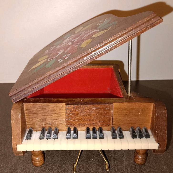Houten sieradendoosje in de vorm van een piano, Verzamelen, Retro, Overige typen, Ophalen of Verzenden