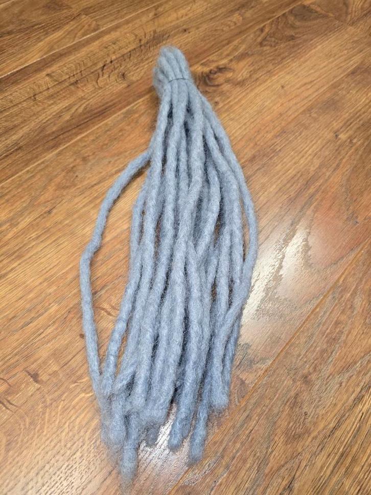 20 stuks Prachtige grijze synthetische dreadlocks 50cm €10,-, Sieraden, Tassen en Uiterlijk, Beautycases, Nieuw, Ophalen of Verzenden