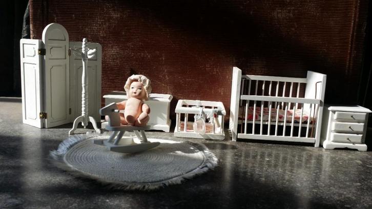 poppenhuis kinderkamer ledikant box kamerscherm bod va 10,=, Verzamelen, Poppenhuizen en Toebehoren, Gebruikt, Poppenhuis, Ophalen of Verzenden