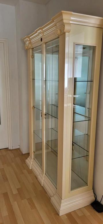Gratis beige vitrinekast beschikbaar voor biedingen