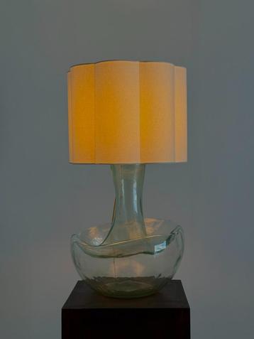 Grote vintage tafellamp met sculpturale glazen voet beschikbaar voor biedingen