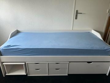 Bed met ladenblokken, lattenbodem en matras