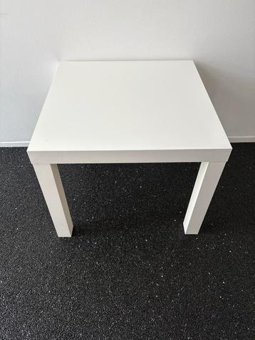 Witte IKEA Lack tafel beschikbaar voor biedingen