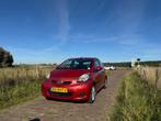 Toyota Aygo Aspiration Red | NW APK | Carplay | Leder| Airco, Auto's, Voorwielaandrijving, 4 stoelen, 68 pk, Origineel Nederlands