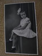 Vintage portret foto kind meisje met strik, Verzamelen, Foto's en Prenten, 1940 tot 1960, Foto, Zo goed als nieuw, Kind