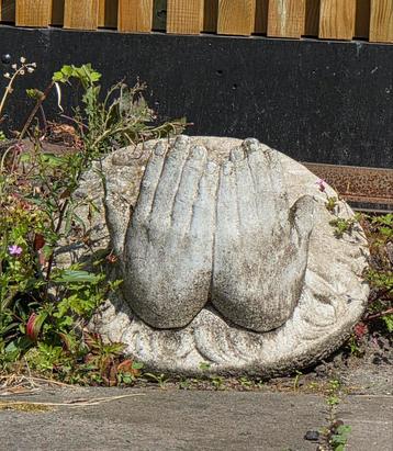 Voederkom/handen in beton beschikbaar voor biedingen