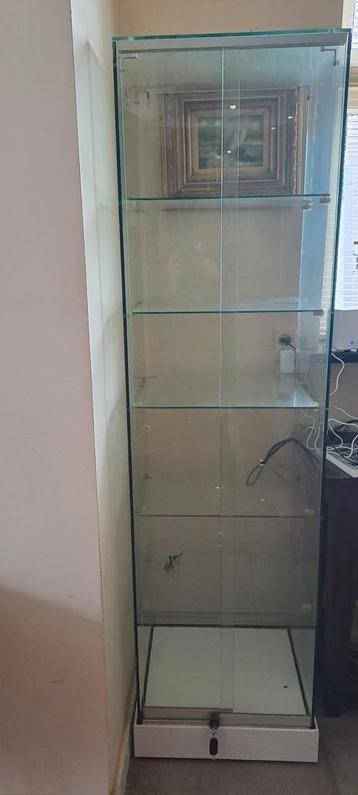 Glazen Vitrinekast met Planken beschikbaar voor biedingen