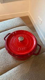 Rode Braadpan Staub La Cocotte- Perfect voor Stoofgerechten!, Huis en Inrichting, Keuken | Potten en Pannen, Ophalen, Nieuw, Koekenpan of Braadpan