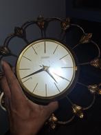 Antieke elektrische wandklok met gouden details, Ophalen of Verzenden