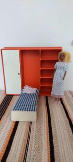 Vintage barbie bed meubel oranje 70 + barbie, Ophalen of Verzenden, Gebruikt