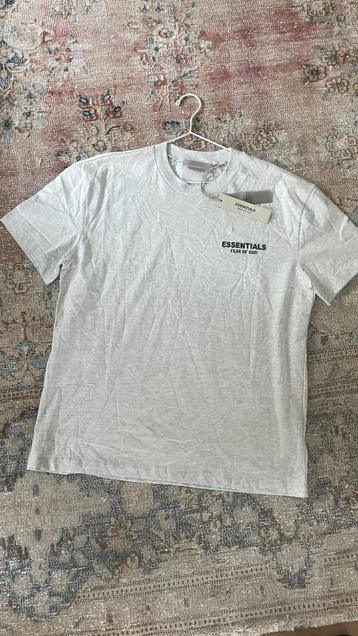 Essentials T-shirt beschikbaar voor biedingen
