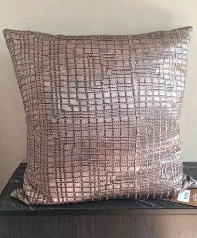 Nieuw bronze kussen van Claudi 50x50 cm Hotel chique, Huis en Inrichting, Woonaccessoires | Kussens, Nieuw, Vierkant, Ophalen of Verzenden