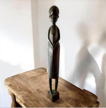2-kleurige tribal gesneden zwaar hardhout figuur. beschikbaar voor biedingen