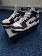 Air jordan 1 mid. Wit, donkerblauw, Kleding | Heren, Schoenen, Ophalen of Verzenden, Blauw