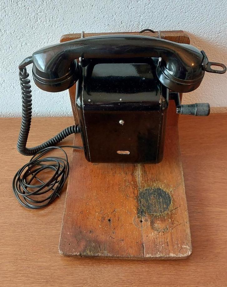 ANTIEKE METALEN WANDTELEFOON IN  GOEDE STAAT. COLLECTIESTUK, Telecommunicatie, Vaste telefoons | Niet Draadloos, Gebruikt, Bakeliet