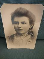 Oude foto van jonge vrouw, Gebruikt, Foto, Ophalen of Verzenden, Voor 1940