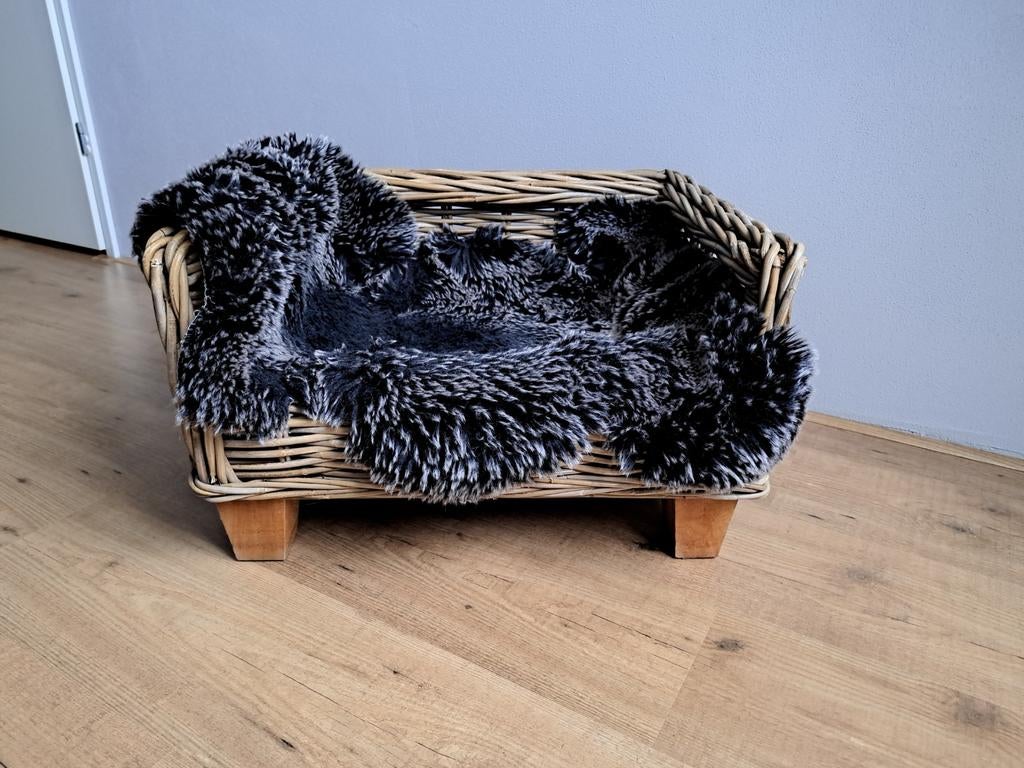 Nette rotan hondenmand met vacht., Ophalen, Zo goed als nieuw, Riet