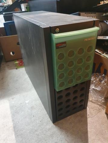 Oude Server Kast Met Inhoud  beschikbaar voor biedingen