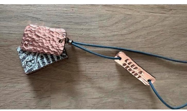 Ketting Leef & Geniet - Handgemaakt, Sieraden, Tassen en Uiterlijk, Kettingen, Nieuw, Overige materialen, Bruin, Met hanger, Ophalen of Verzenden