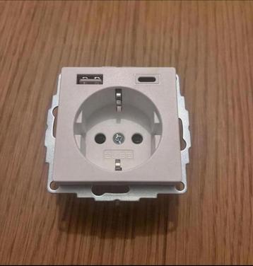 Inbouw stopcontact 2USB wit mat NIEUW beschikbaar voor biedingen